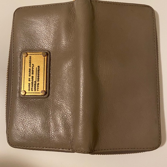 Marc by Marc Jacobs Q Slim Zip Wallet - Picture 4 of 4